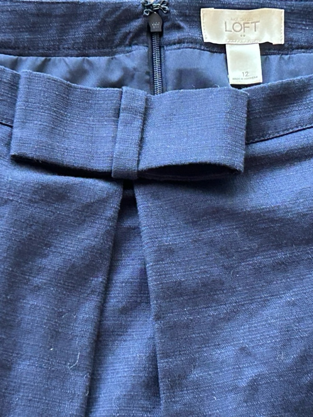 LOFT Navy Blue Cotton Skirt with Bow on Front and Zipper on Back. Size 12 - Picture 2 of 5